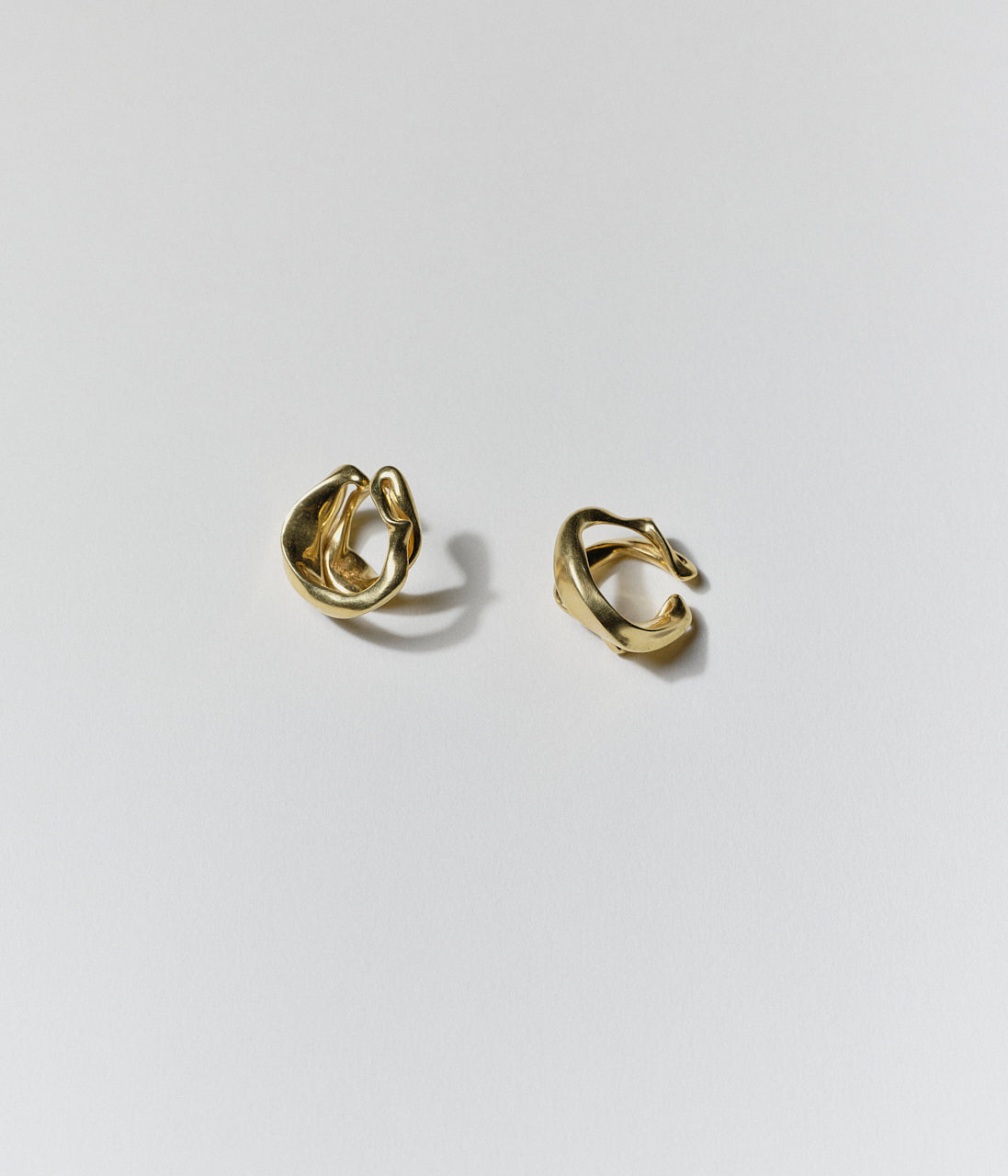 Drape earcuff gold