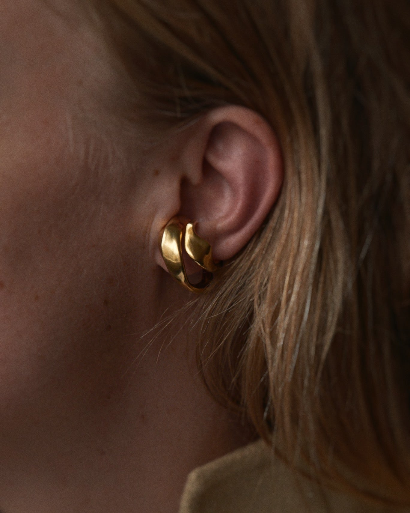 Drape earcuff gold