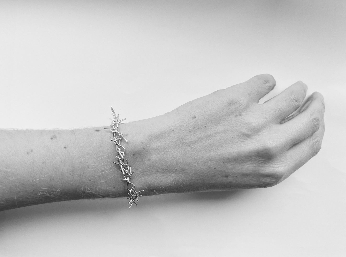 Pin bracelet light